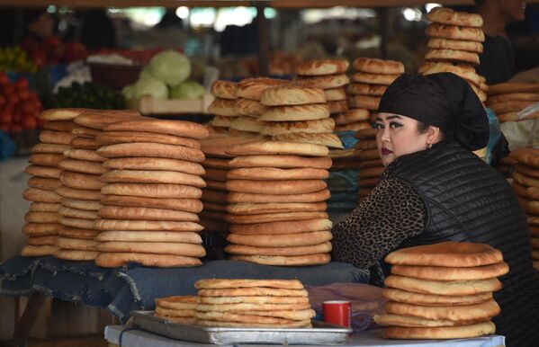 Продажа традиционных лепешек в Термезе, Узбекистан 