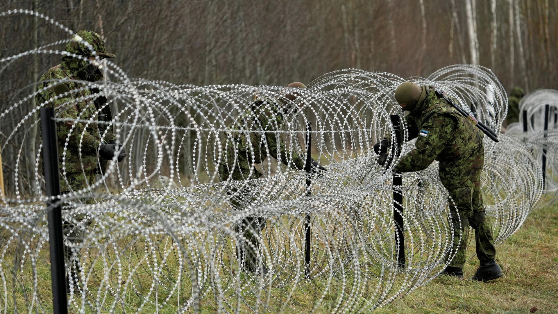 Эстонский военный строит забор на границе с Россией в рамках учений Okas 2021 - РИА Новости, 1920, 23.11.2021