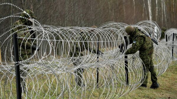 Эстонский военный строит забор на границе с Россией в рамках учений Okas 2021