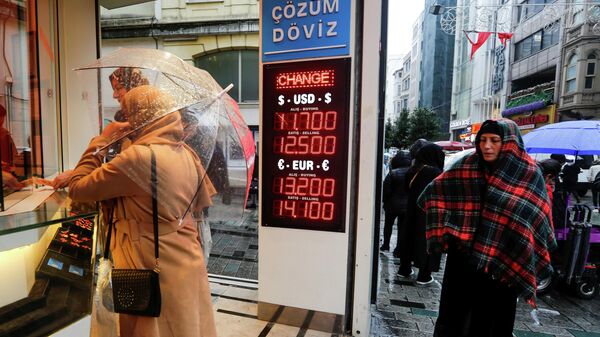 Люди меняют деньги в обменном пункте в Стамбуле, Турция