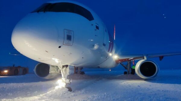 Самолет Sukhoi Superjet - 100 выкатился за пределы полосы при посадке в Норильске