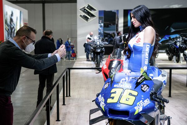 Модель представляет мотоцикл Suzuki на 78-й Международной выставке велосипедов и мотоциклов в Милане