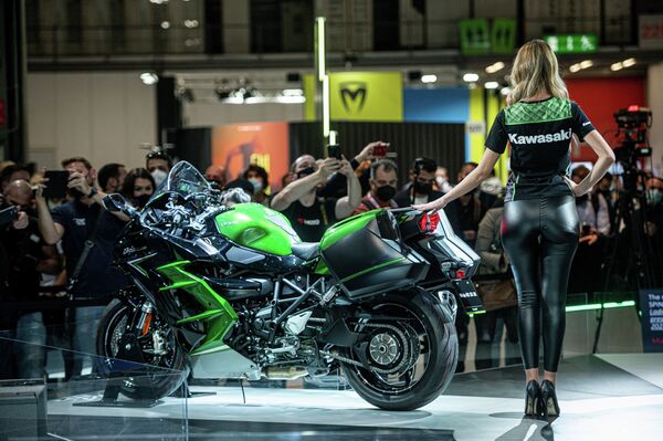 Модель представляет мотоцикл Kawasaki Ninja H2SXSE на 78-й Международной выставке велосипедов и мотоциклов в Милане
