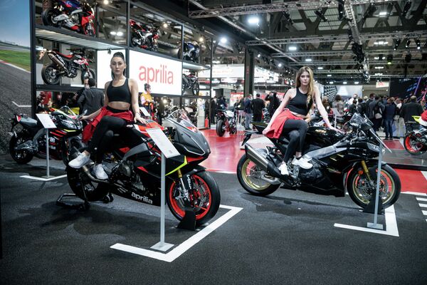Модели представляют мотоциклы Aprilia на 78-й Международной выставке велосипедов и мотоциклов в Милане