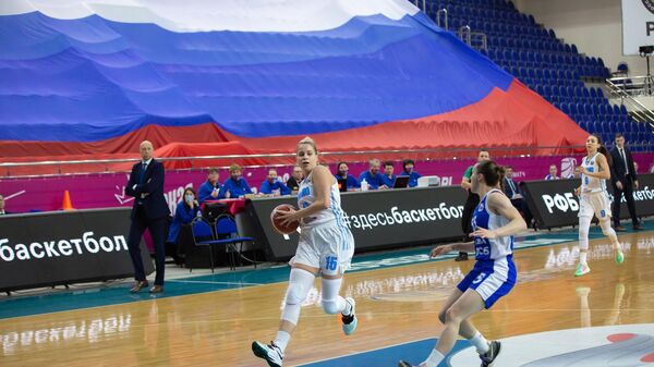 Баскетболистка курского Динамо (слева) в матче чемпионата России