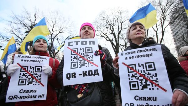 Участники акции против обязательной вакцинации от коронавирусной инфекции covid-19 у здания Верховной рады Украины в Киеве