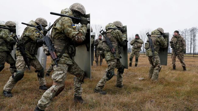 Сотрудники Государственной пограничной службы Украины во время учений у границы с Белоруссией