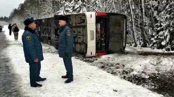 Последствия ДТП с участием туристического автобуса в Карелии. Видео МЧС