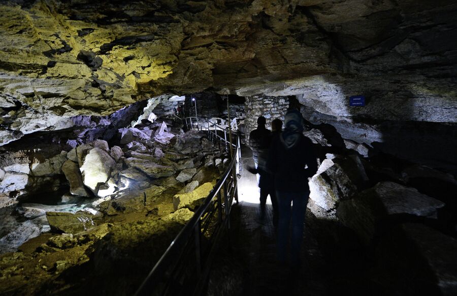 Посетители в Кунгурской гипсовой ледяной пещере в селе Филипповка Пермского края