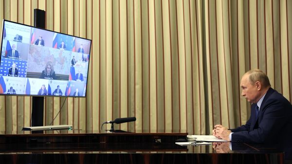 Президент РФ Владимир Путин во время совещания с членами правительства РФ