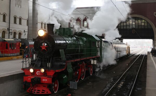 Поезд Деда Мороза во время презентации на Казанском вокзале в Москве