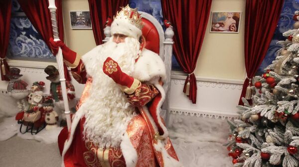 Всероссийский Дед Мороз из Великого Устюга в Поезде Деда Мороза во время презентации поезда на Казанском вокзале в Москве