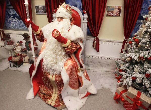 Всероссийский Дед Мороз из Великого Устюга в Поезде Деда Мороза во время презентации поезда на Казанском вокзале в Москве