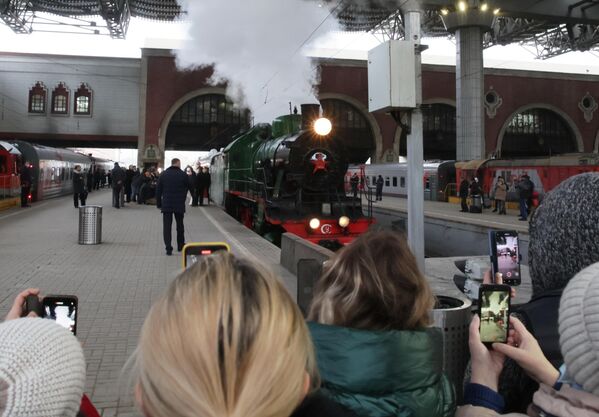 Зрители на перроне во время презентации Поезда Деда Мороза на Казанском вокзале в Москве
