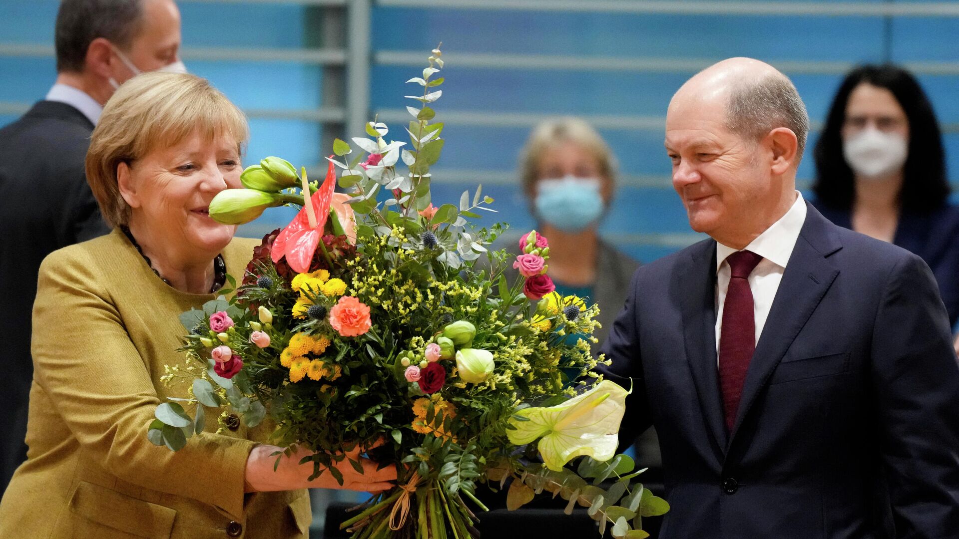 Канцлер Германии Ангела Меркель получает букет цветов от Олафа Шольца перед заседанием кабинета министров в Берлине - РИА Новости, 1920, 27.11.2021