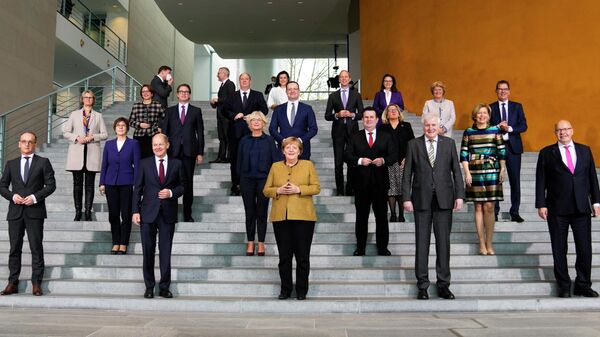 Групповое фото членов правительства Германии, сделанное после заседания кабинета министров в Берлине