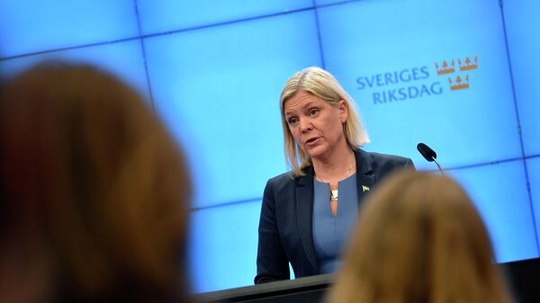 Магдалена Андерссон выступает на пресс-конференции после голосования по проекту бюджета в парламенте Швеции