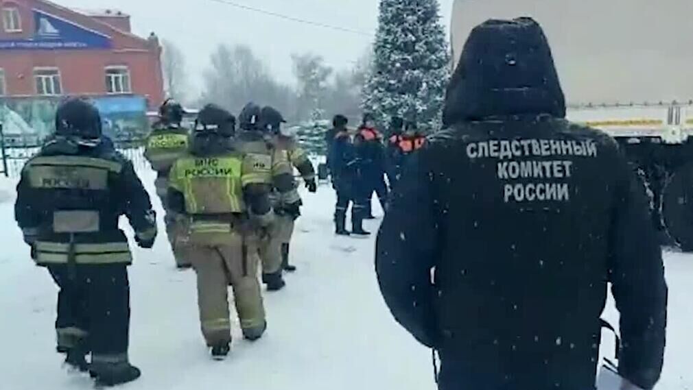 Сотрудники Следственного комитета РФ и спасатели у шахты Листвяжная в городе Белово, где произошло задымление. Кадр видео - РИА Новости, 1920, 25.11.2021