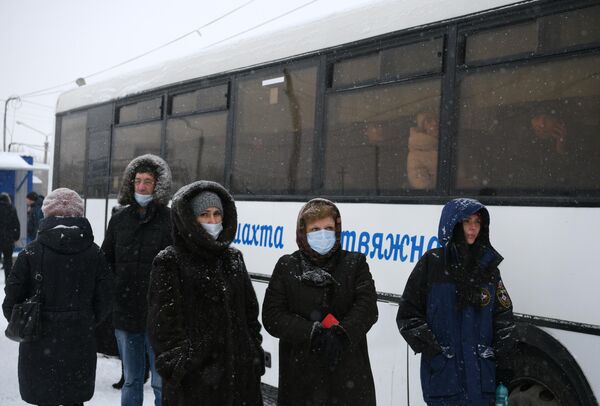 Родственники шахтеров стоят возле шахты Листвяжная в городе Белово, где произошло задымление