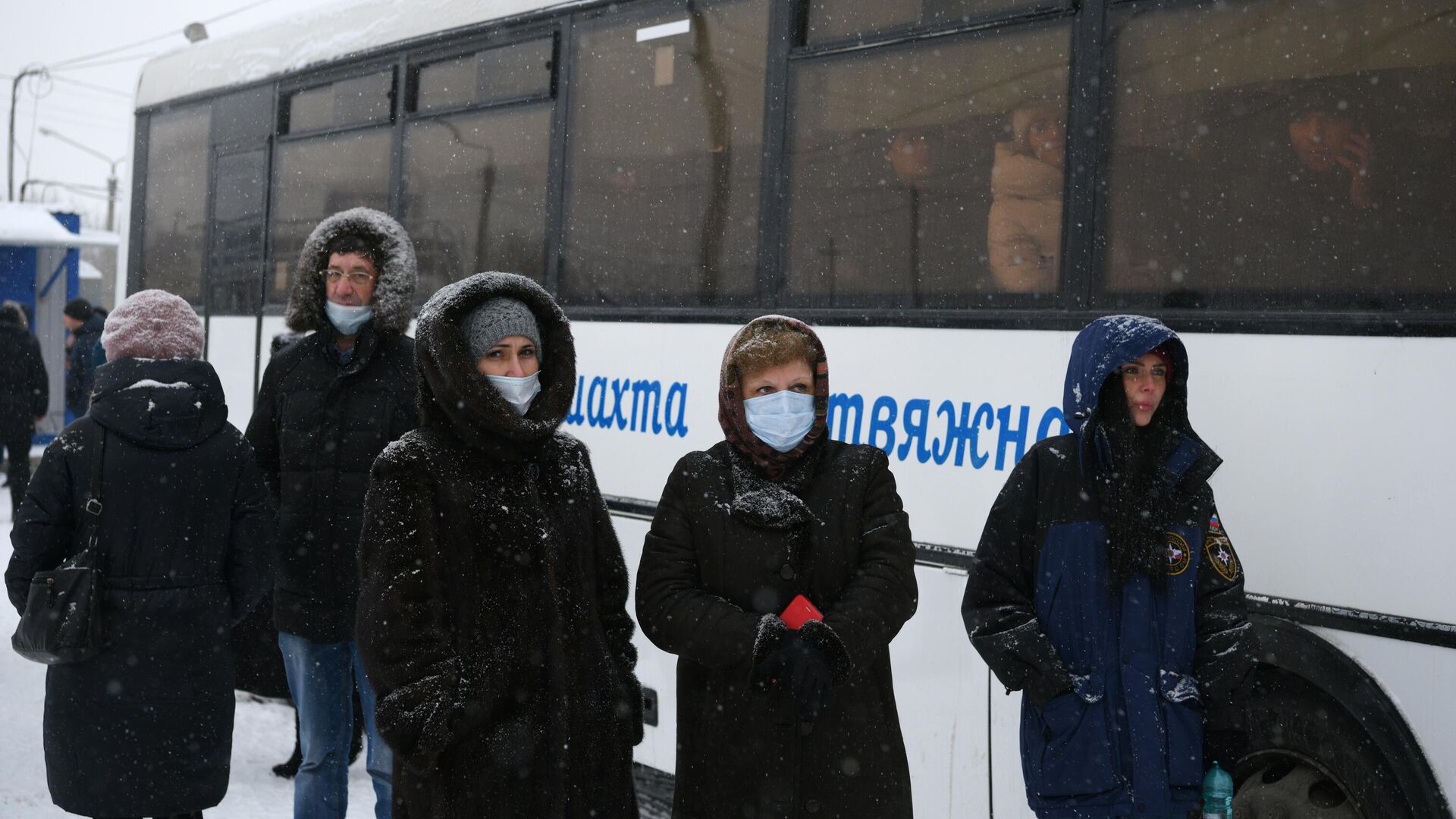 Родственники шахтеров стоят возле шахты Листвяжная в городе Белово, где произошло задымление - РИА Новости, 1920, 25.11.2021