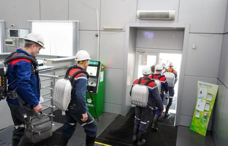 Сотрудники военизированного горноспасательного отряда на шахте Листвяжная в городе Белово, где утром произошло задымление