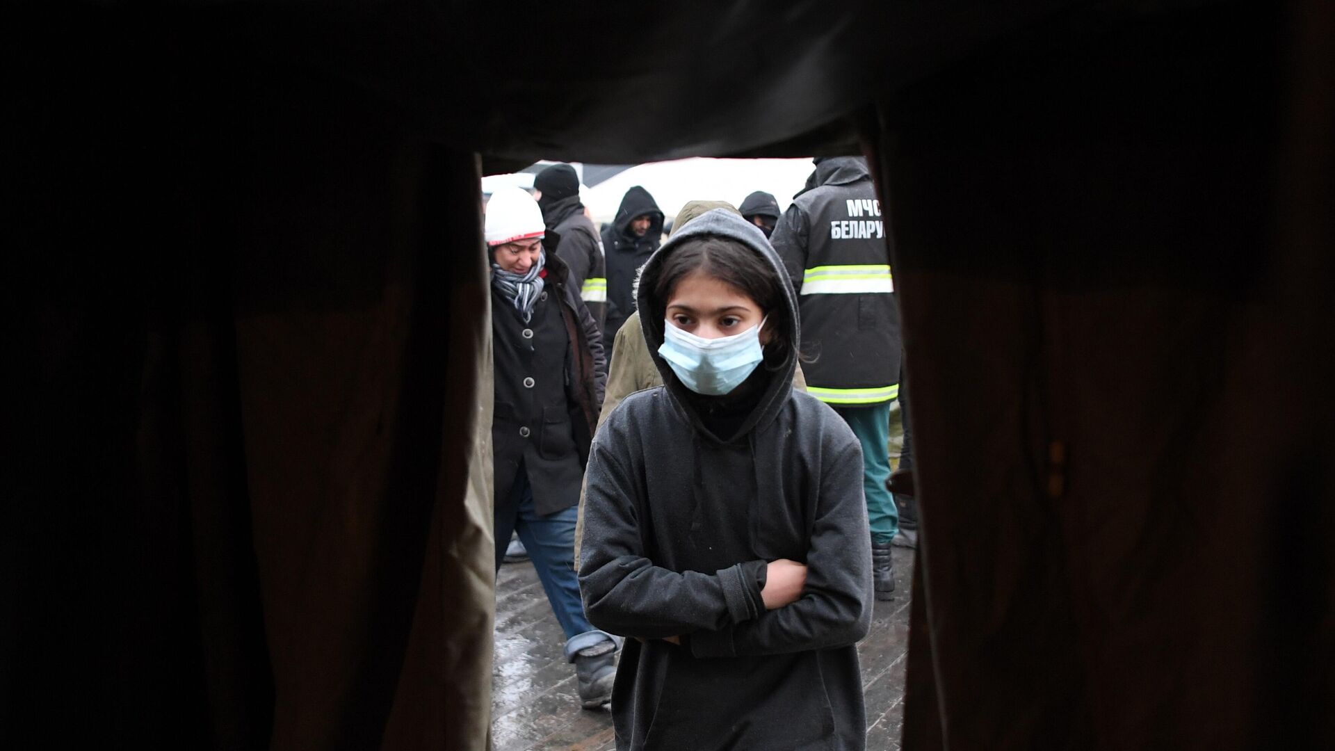 Девушка в центре временного содержания мигрантов, оборудованном в логистическом центре в пункте пропуска Брузги - РИА Новости, 1920, 25.11.2021