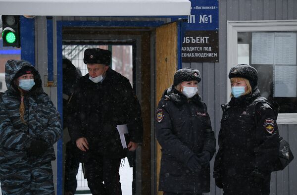 Сотрудники полиции возле КПП №1 шахты Листвяжная в городе Белово, где утром произошло задымление