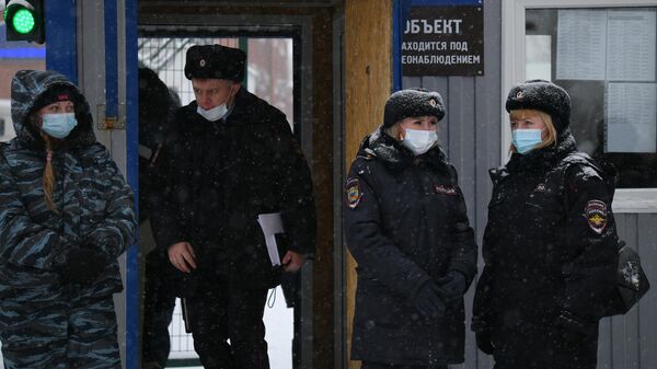 Сотрудники полиции возле КПП №1 шахты Листвяжная в городе Белово, где утром произошло задымление