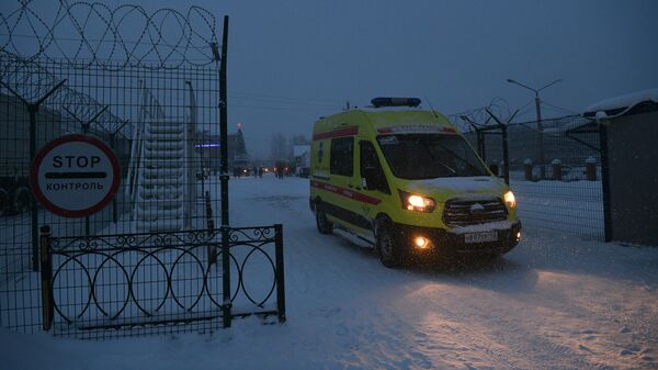 Реанимобиль выезжает через КПП №1 шахты Листвяжная в городе Белово, где произошло задымление
