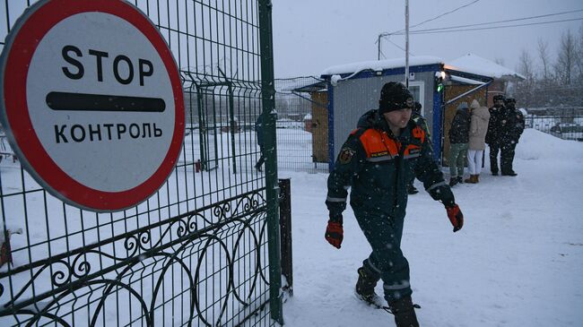 Сотрудник МЧС РФ выходит через КПП №1 шахты Листвяжная в городе Белово, где произошло задымление