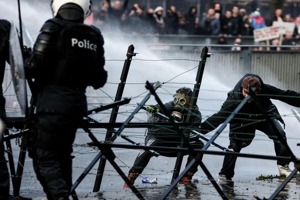 Полиция использует водометы для разгона демонстрации против мер Covid-19 в Брюсселе 