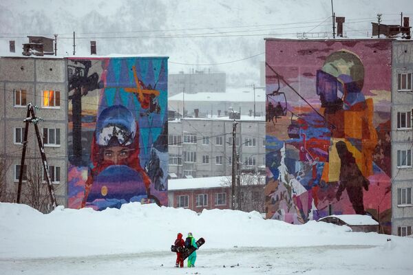 Граффити на фасадах жилых домов возле горнолыжного курорта Большой Вудьявр в Мурманской области