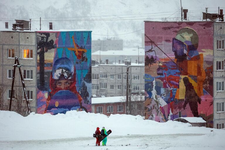 Граффити на фасадах жилых домов возле горнолыжного курорта Большой Вудьявр в Мурманской области