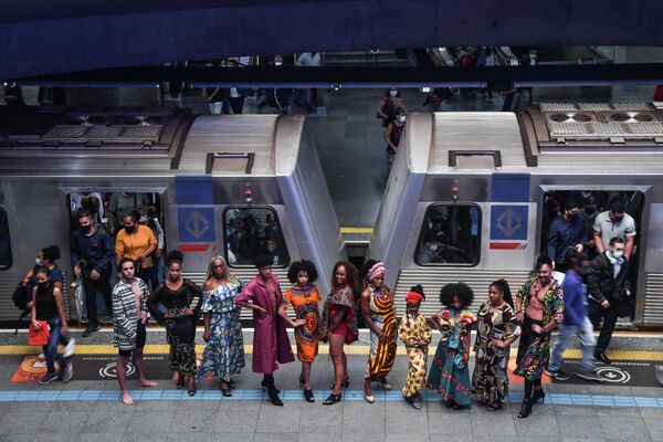 Показ мод в рамках проекта Moda Cidada, Quebrando o Preconceito на станции метро в Сан-Паулу, Бразилия