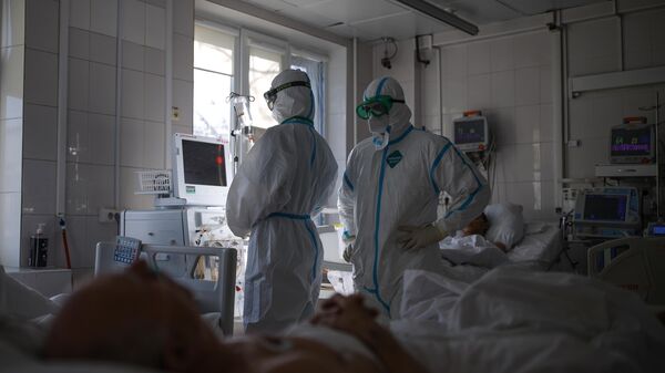 Врачи и пациенты в реанимационном отделении COVID-госпиталя на базе Краевой клинической больницы №2 в Краснодаре