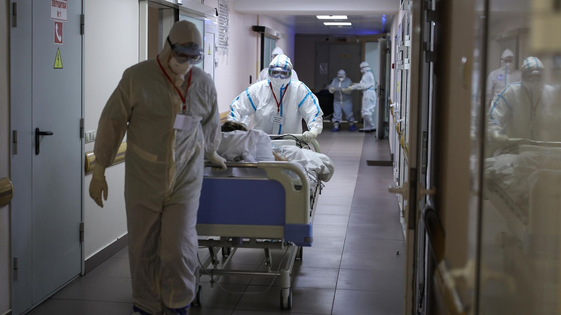 Медицинские работники везут пациента на носилках по коридору COVID-госпиталя на базе Краевой клинической больницы № 2 в Краснодаре - РИА Новости, 1920, 20.02.2022