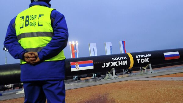 Рабочий у газопровода Южный поток в Сербии