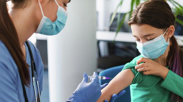 Вакцинация ребенка в медицинском центре