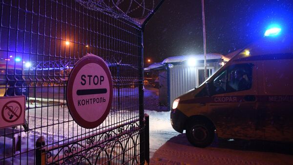 Машина скорой помощи проезжает через КПП №1 на территорию шахты Листвяжная в городе Белово