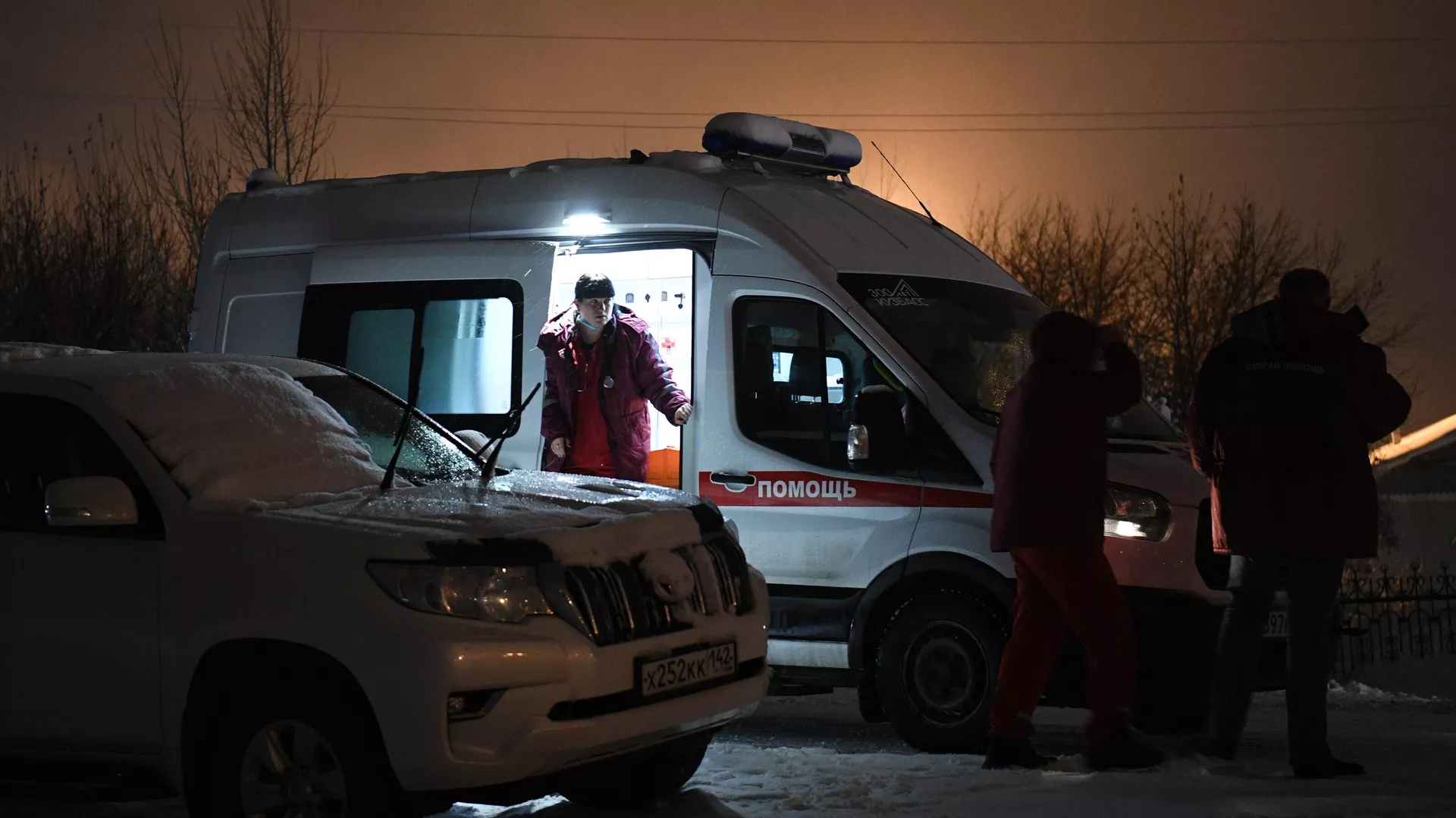 Машина скрой помощи возле шахты Листвяжная в городе Белово - РИА Новости, 1920, 25.11.2021