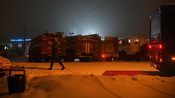 Машины спасательных служб возле шахты Листвяжная в городе Белово