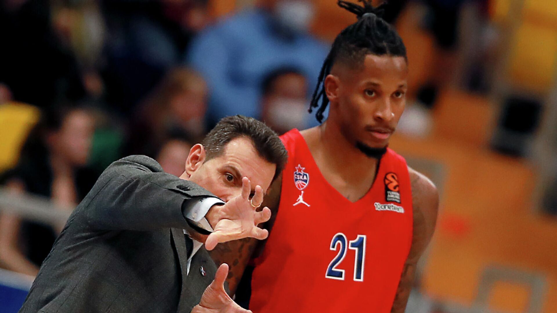 Главный тренер ЦСКА Димитрис Итудис (слева) и игрок ЦСКА Уилл Клайберн - РИА Новости, 1920, 25.11.2021