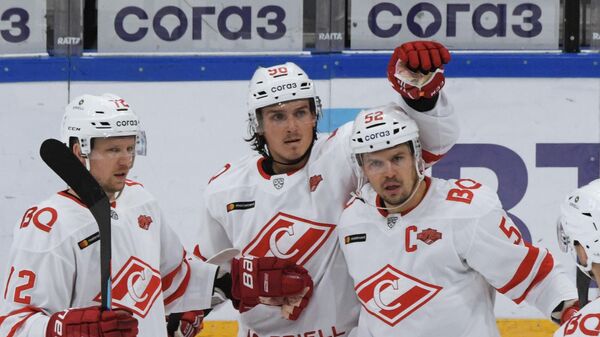 Игроки Спартака радуются заброшенной шайбе в матче КХЛ