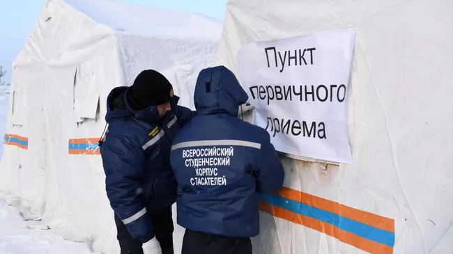 Спасатели Всероссийского спасательного корпуса в палаточном лагере у шахты Листвяжная в городе Белово, где утром 25 ноября произошел пожар
