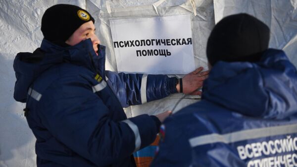 Спасатели Всероссийского спасательного корпуса в палаточном лагере у шахты Листвяжная в городе Белово, где утром 25 ноября произошел пожар