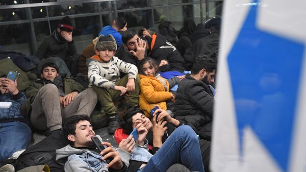 Беженцы в международном аэропорту Минска в ожидании вывозных рейсов авиакомпании Iraqi Airways