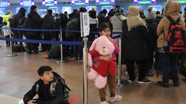 Беженцы в международном аэропорту Минска в ожидании вывозных рейсов авиакомпании Iraqi Airways, организующей несколько рейсов для возвращения желающих в Ирак