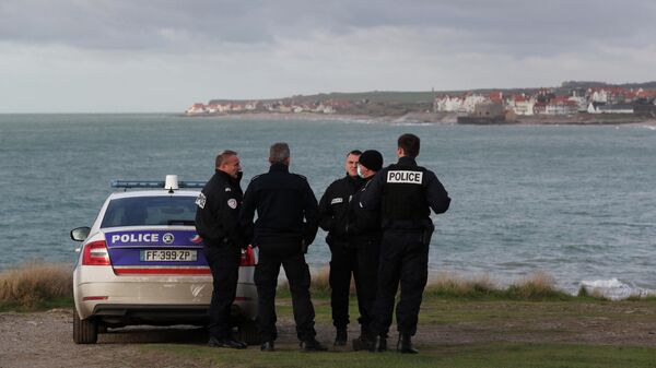 Французская полиция на побережье недалеко от Кале