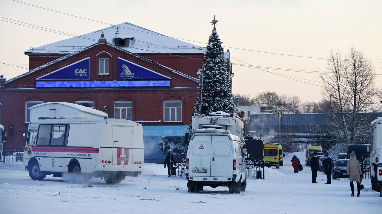 В Кемеровской области выводят на поверхность горняков шахты 