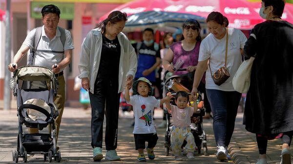 Семья в общественном парке во время Международного дня защиты детей в Пекине, Китай